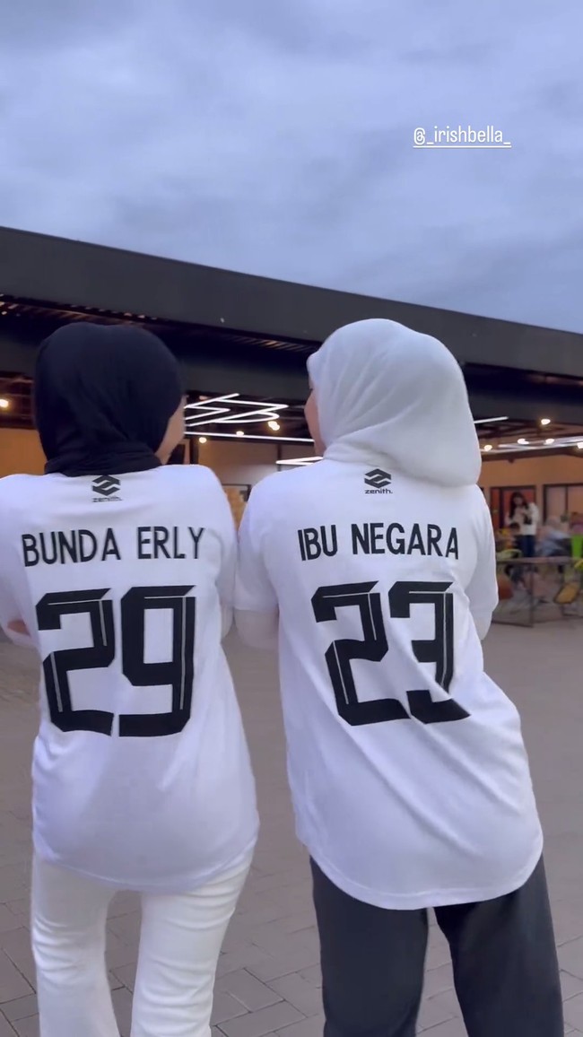 Yang tak kalah mencuri atensi ialah tulisan di belakang jersey putih yang dikenakan Irish. Bernomor punggung 23, rupanya dibalik jersey tersebut tertulis ‘Ibu Negara’. Foto: Instagram/@_irishbella_