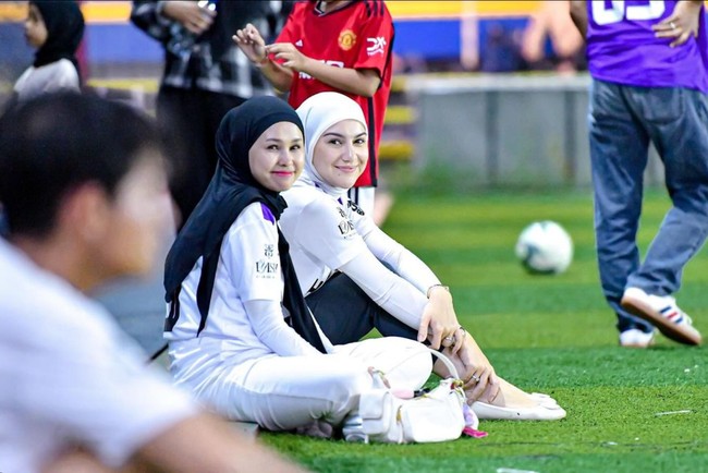 Makin kompak, Irish Bella baru saja terlihat ikut menonton suaminya, Haldy Sabri saat bertanding sepak bola. Melalui akun Instagramnya, Irish membagikan foto-foto dirinya saat jadi pendukung suami di lapangan hijau. Foto: Instagram/@_irishbella_