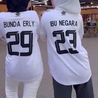 Yang tak kalah mencuri atensi ialah tulisan di belakang jersey putih yang dikenakan Irish. Bernomor punggung 23, rupanya dibalik jersey tersebut tertulis ‘Ibu Negara’. Foto: Instagram/@_irishbella_