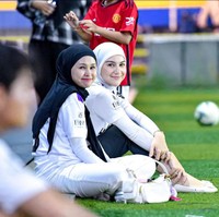 Makin kompak, Irish Bella baru saja terlihat ikut menonton suaminya, Haldy Sabri saat bertanding sepak bola. Melalui akun Instagramnya, Irish membagikan foto-foto dirinya saat jadi pendukung suami di lapangan hijau. Foto: Instagram/@_irishbella_