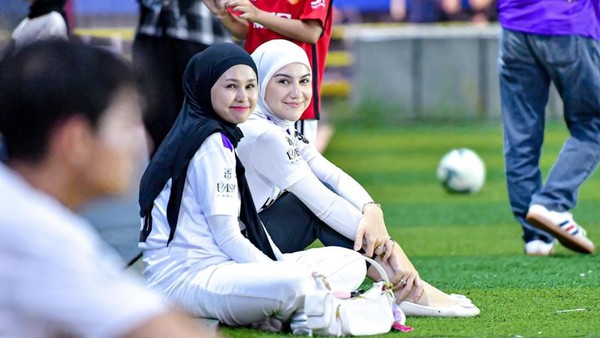 8 Foto Irish Bella Nonton Haldy Sabri Tanding Bola, Kompak Bareng Anak Sambung