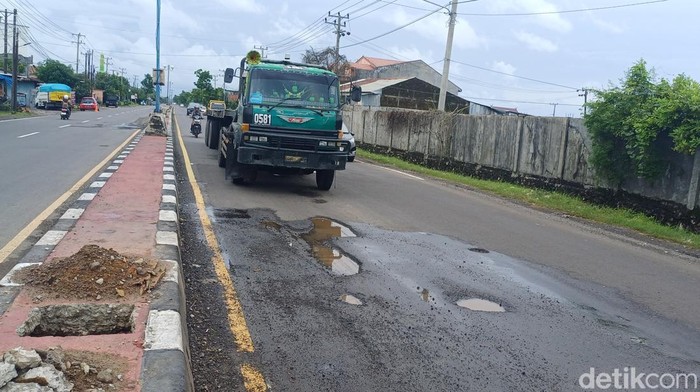 Jalan Poros Maros-Pangkep penuh lubang.