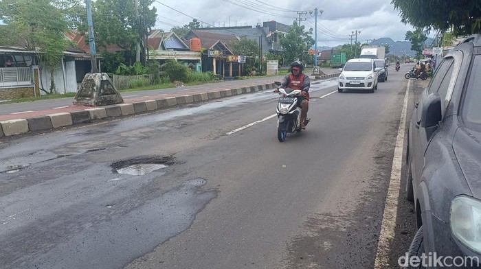 Jalan Poros Maros-Pangkep penuh lubang.