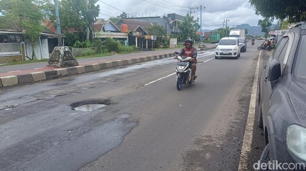 Jalan Poros Maros-Pangkep penuh lubang.