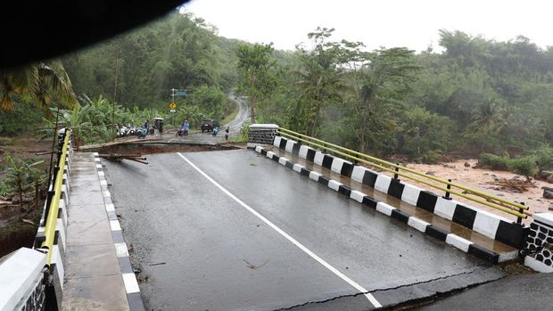 Jembatan yang putus karena banjir bandang di Sukabumi.