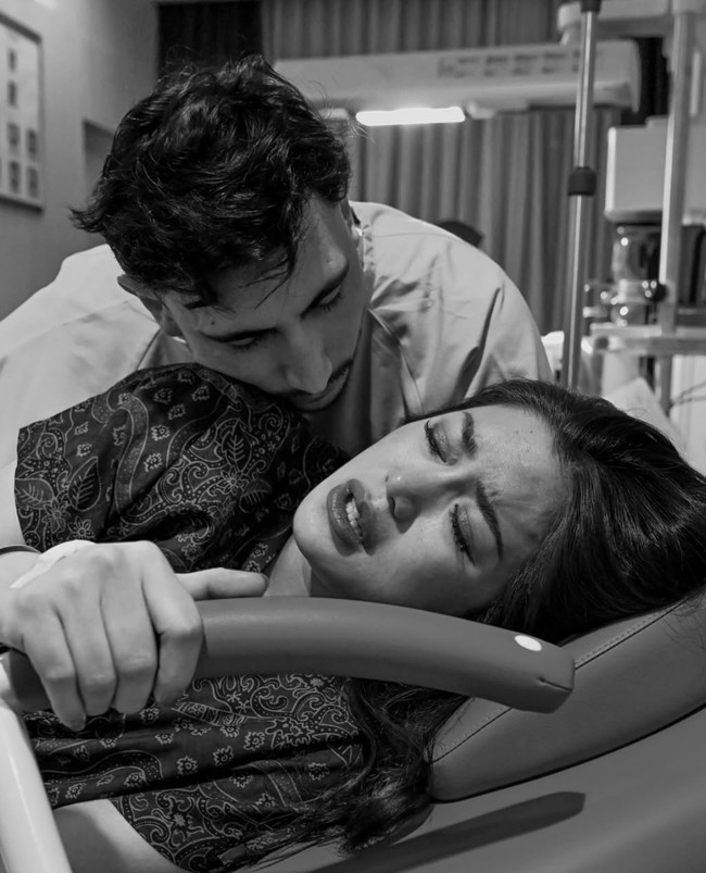 Meski tak mudah namun Jedar berhasil melahirkan putrinya secara normal pada Senin (2/12/24). Sang suami, Vincent Verhaag juga terlihat setia mendampingi istrinya tersebut. Foto: Instagram/@inijedar