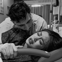 Meski tak mudah namun Jedar berhasil melahirkan putrinya secara normal pada Senin (2/12/24). Sang suami, Vincent Verhaag juga terlihat setia mendampingi istrinya tersebut. Foto: Instagram/@inijedar