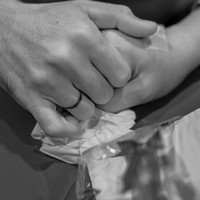 Sebagai suami siaga, Vincent terus menguatkan dan menemani Jedar selama proses persalinan. Ketika gelombang cinta itu datang. Menghadirkan kasih karunia Tuhan yang begitu sempurna. Tiap perjalanannya punya cerita. Versi kita mungkin tak sesuai harapan tapi ada kekuatan Tuhan untuk selalu bertahan. Aku andalkan padaMu Tuhan, sudah tidak sabar ingin kukASIhi, aku ingin bangkit, memeluk dan mampu mendampingi putri kecil kami di dunia ini. Aku serahkan waktu dan tempat agar mukjizatMu berkuasa Ya Tuhanku. Amin, tulis Jedar dalam unggahannya. Foto: Instagram/@inijedar