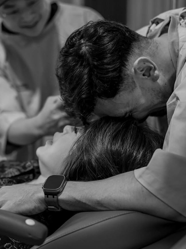 Proses persalinan tampak berlangsung tegang dan haru. Vincent pun tak kuasa menahan tangis melihat perjuangan istrinya tersebut. Foto: Instagram/@inijedar