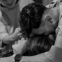 Proses persalinan tampak berlangsung tegang dan haru. Vincent pun tak kuasa menahan tangis melihat perjuangan istrinya tersebut. Foto: Instagram/@inijedar