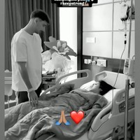 Hingga saat setelah melahirkan, Vincent juga tetap setia mendampingi Jessica. Dalam foto terlihat Jessica yang sedang terbaring lemas di ranjang rumah sakit sambil menjalani transfusi darah. Foto: Instagram/@inijedar