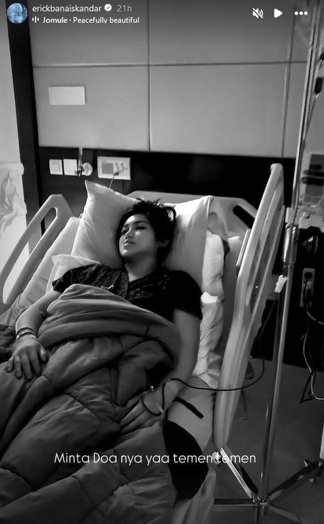Setelah melahirkan, aktris cantik 36 tahun itu belum bisa menyusui langsung bayinya karena harus mendapat perawatan akibat alami pendarahan. Melalui Instagram Story, kakak Jessica, Erick Iskandar, juga sempat meminta doa bagi Jessica agar bisa cepat kembali pulih. Foto: Instagram/@inijedar