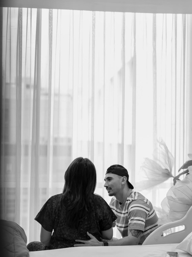 Jessica Iskandar baru saja membagikan foto-foto perjuangannya saat melahirkan anak ketiga. Tak mudah, wanita yang akrab disapa Jedar itu sempat alami pendarahan hingga membuatnya harus menjalani transfusi darah. Foto: Instagram/@inijedar