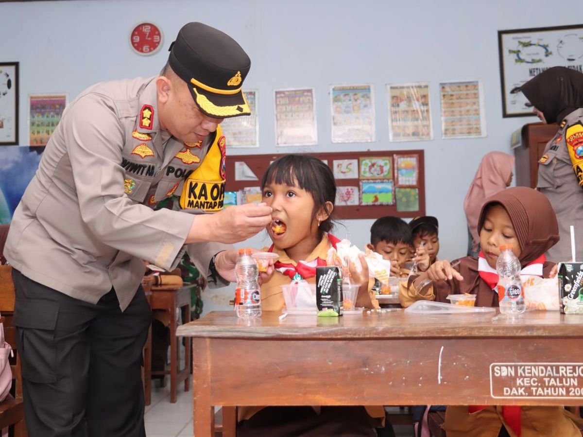 Makanan Bergizi Gratis ke Siswa SD Blitar