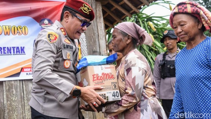 Kapolres Bondowoso AKBP Lintar Mahardono salurkan bansos ke wilayah pelosok