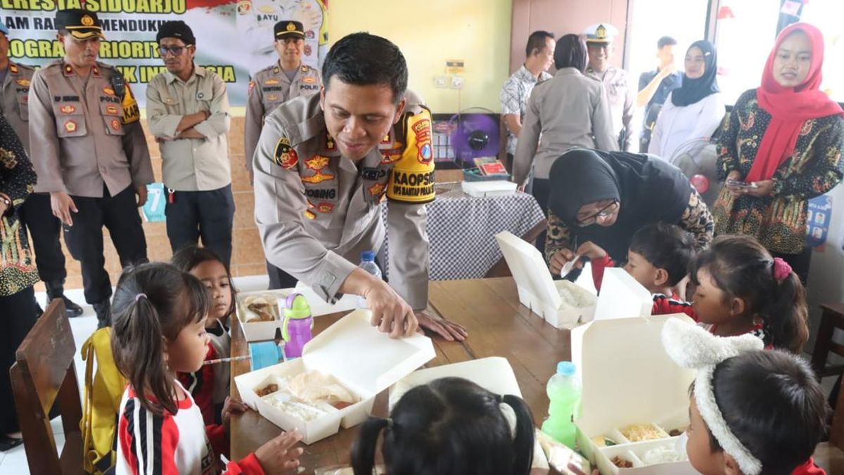 Polisi Sidoarjo Bagikan Makanan Bergizi Gratis untuk Siswa TK dan SD