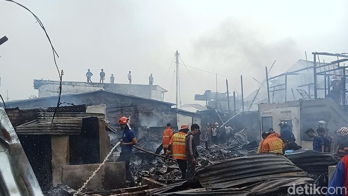 Kebakaran menghanguskan 3 rumah kayu-1 bedeng di Palembang, Sumsel, pada Jumat (6/12/2024) pagi.