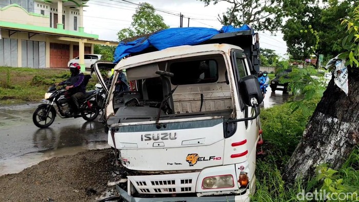 Penampakan truk yang terlibat tabrakan dengan Toyota Avanza di Jalan Pati-Kayen, Jumat (6/12/2024).