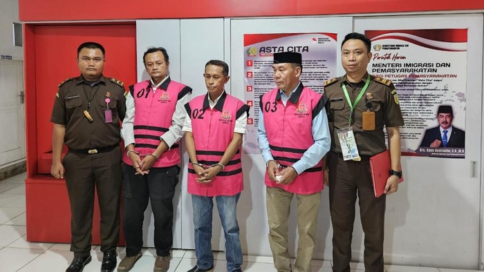 Kejaksaan Tinggi (Kejati) Gorontalo menetapkan 3 tersangka kasus korupsi proyek Kanal Tanggidaa Kota Gorontalo dengan kerugian negara Rp 4,5 miliar.