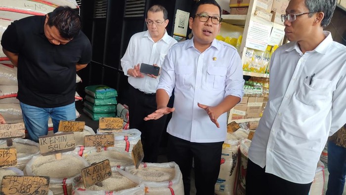 Kepala Bapanas Arief Prasetyo Adi melakukan sidak ke Pasar Beras Cipinang, Jakarta Timur, Jumat (6/12/2024).