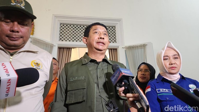 Kepala BNPB Letjen TNI Suharyanto mengatakan modifikasi cuaca untuk kawasan Sukabumi akan dilakukan sejak tanggal 12 Desember nanti. (Adrial A/detikcom)