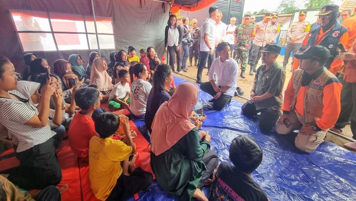 Kepala BNPB Suharyanto mendampingi Wapres Gibran Rakabuming saat meninjau tenda pengungsian di Kampung Cihonje, Desa Sukamaju, Kecamatan Cikembar, Kabupaten Sukabumi, Jumat (6/12) (dok BNPB)