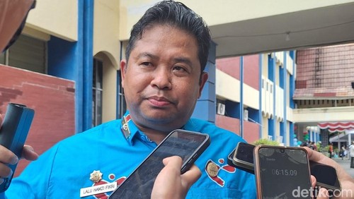 Kepala Dinas Kesehatan Provinsi NTB Lalu Hamzi Fikri saat diwawancarai di Mataram, Jumat (6/12/2024). (Nathea Citra/detikBali)