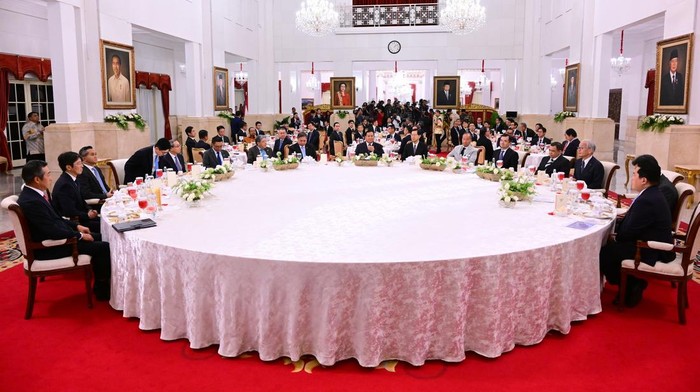 Ketum Kadin Indonesia Anindya Bakrie dan Ketua Dewan Pertimbangan Kadin Arsjad Rasjid duduk bersebelahan di Istana Presiden. (dok BPMI Setpres)