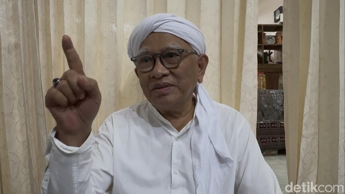 Kiai Haji Ahmad Mustofa Bisri atau Gus Mus saat diwawancarai detikJateng, Jumat (6/12/2024).