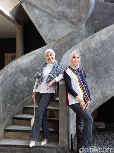 Koleksi  AmareStola yang identik dengan motif batik cap dan tenun bisa menjadi pilihan kamu untuk berbagai kegiatan.