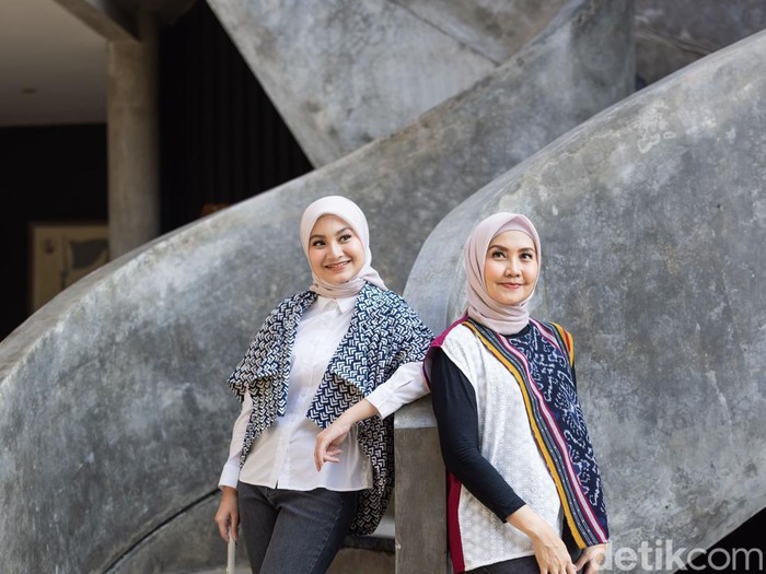 Koleksi  AmareStola yang identik dengan motif batik cap dan tenun bisa menjadi pilihan kamu untuk berbagai kegiatan.