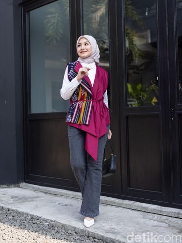 Koleksi  AmareStola yang identik dengan motif batik cap dan tenun bisa menjadi pilihan kamu untuk berbagai kegiatan.