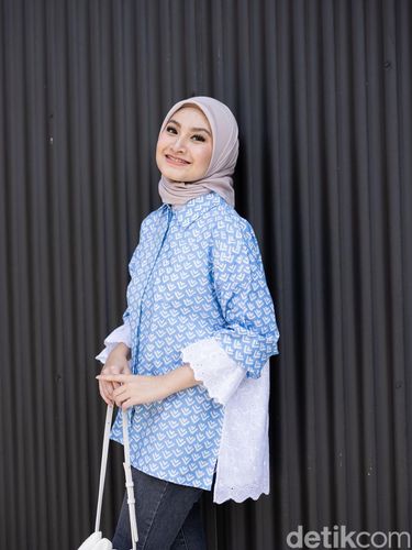 Koleksi  AmareStola yang identik dengan motif batik cap dan tenun bisa menjadi pilihan kamu untuk berbagai kegiatan.