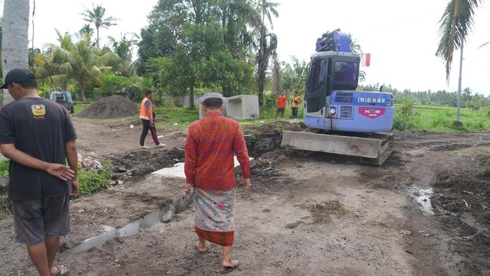 Komisi II DPRD Karangasem saat melakukan sidak ke proyek jalan Subagan menuju Kuburan Desa Adat Subagan, Kamis (05/12/2024). (Selamat Juniasa/detikBali)