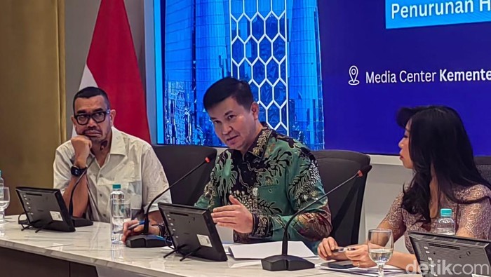 Konferensi Pers Penurunan Harga Tiket Pesawat oleh BUMN