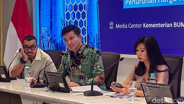 Konferensi Pers Penurunan Harga Tiket Pesawat oleh BUMN