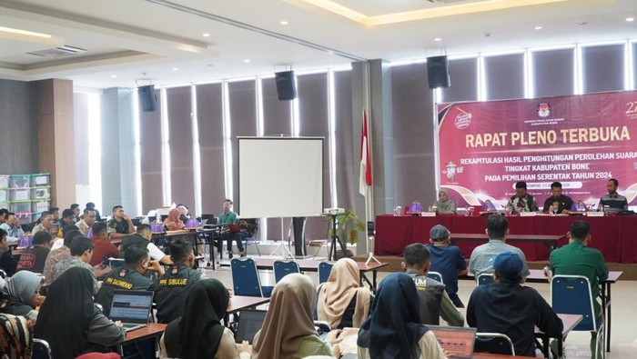 KPU Bone menggelar rapat pleno rekapitulasi suara Pilkada 2024 di Novena Hotel.