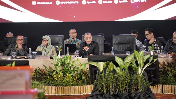 KPU NTB saat menggelar pleno rekapitulasi suara Pilgub NTB di Hotel Merummata, Senggigi, Lombok Barat, Jumat (6/12/2024). (Foto: Humas KPU NTB)