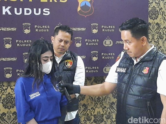 Penampakan seorang mahasiswi asal Demak yang jual video porno saat dihadirkan di Mapolres Kudus, Jumat (6/12/2024).