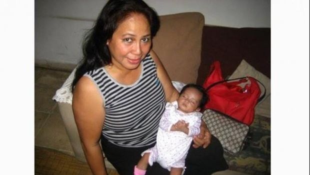 Margriet Megawe dan Engeline bayi. (Facebook)