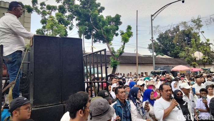 Massa berdemo di depan kantor KPU Medan. (Foto: M Hasbi Fauzi).