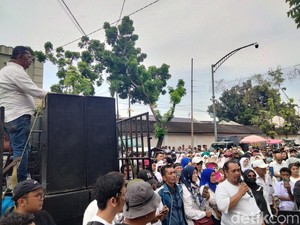 Massa Demo di Kantor KPU Medan, Minta Pemungutan Suara Ulang