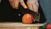 Banyak istilah dalam memotong bahan makanan, termasuk ‘concasse’. Artinya mencacah kasar sesuatu, seperti buah atau sayuran. Pada tomat, ‘concasse’ berarti mengupas dan membuang bijinya sebelum dipotong dadu. Foto: MSN