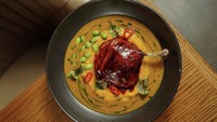 Sering dipakai dalam olahan bebek, ‘confit’ sebenarnya merujuk pada memasak perlahan jenis daging apapun menggunakan lemaknya. Dengan begitu daging bakal empuk dan rasa gurih lemaknya meresap. Foto: MSN