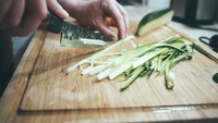 Istilah lain dalam memotong makanan adalah ‘julienne’. Biasanya mentimun atau wortel yang dipotong hingga tipis memanjang seperti ini. Foto: MSN