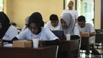 Peserta tidak hanya belajar teori, tetapi juga terlibat aktif dalam berbagai simulasi percakapan yang relevan dengan kebutuhan pariwisata.