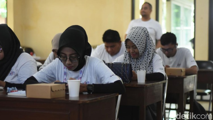 BAKTI gelar pelatihan Bahasa Inggris digital di Sumenep. Program ini tingkatkan kemampuan pelaku pariwisata untuk sambut wisatawan mancanegara.