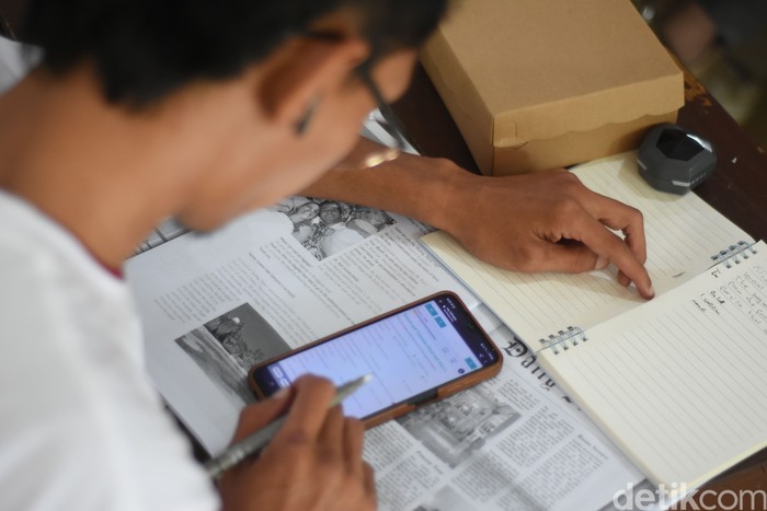 BAKTI gelar pelatihan Bahasa Inggris digital di Sumenep. Program ini tingkatkan kemampuan pelaku pariwisata untuk sambut wisatawan mancanegara.