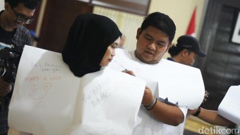 Para peserta bermain peran sebagai pemandu wisata, saling berbicara dalam bahasa Inggris dengan sesama peserta lainnya.