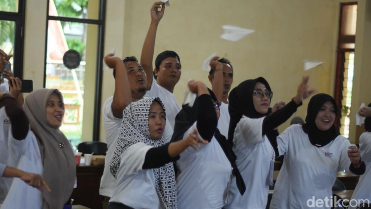 Melihat Serunya Pelatihan Bahasa Inggris untuk Pelaku Pariwisata Sumenep BAKTI gelar pelatihan Bahasa Inggris digital di Sumenep. Program ini tingkatkan kemampuan pelaku pariwisata untuk sambut wisatawan mancanegara.
